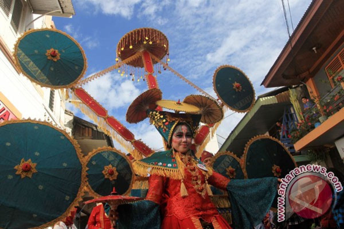 Mimpi Dona jadikan Songket Silungkang mendunia