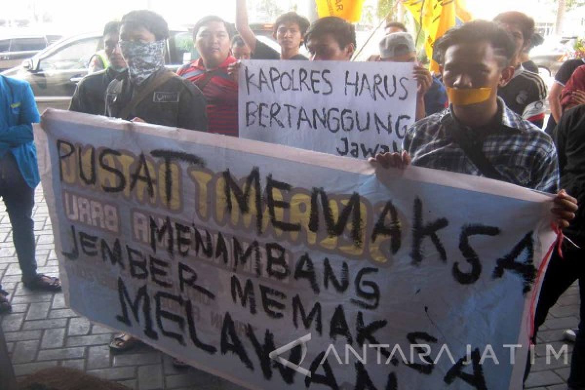 PMII Jember Demo Tolak Tambang Emas