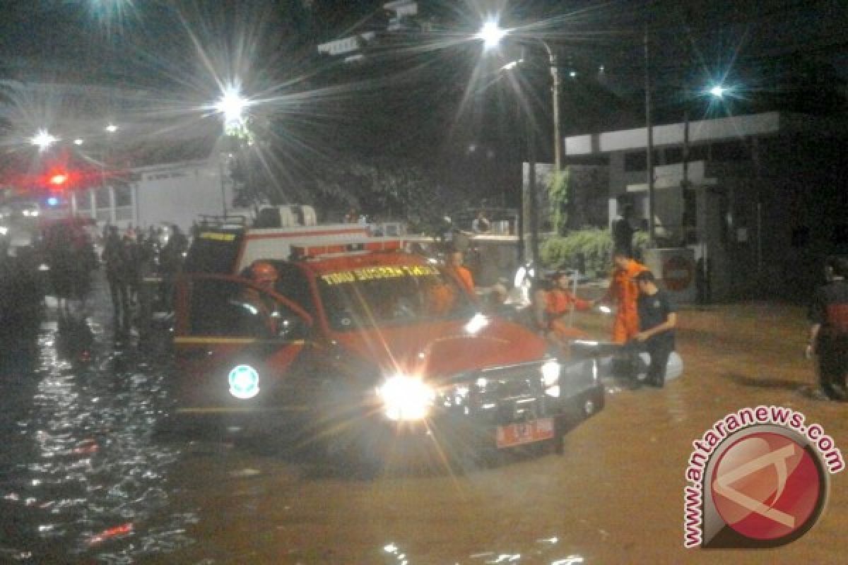 Banjir di Kemang, seluruh kendaraan tak bisa melintas