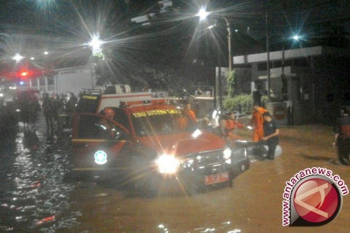 Banjir di Kemang, Seluruh Kendaraan Tak Bisa Melintas