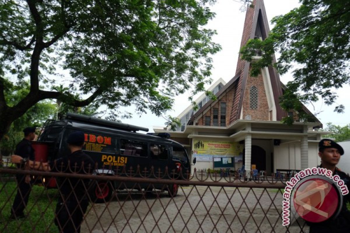 Anggota Brimob sterilkan gereja-gereja di Sukabumi
