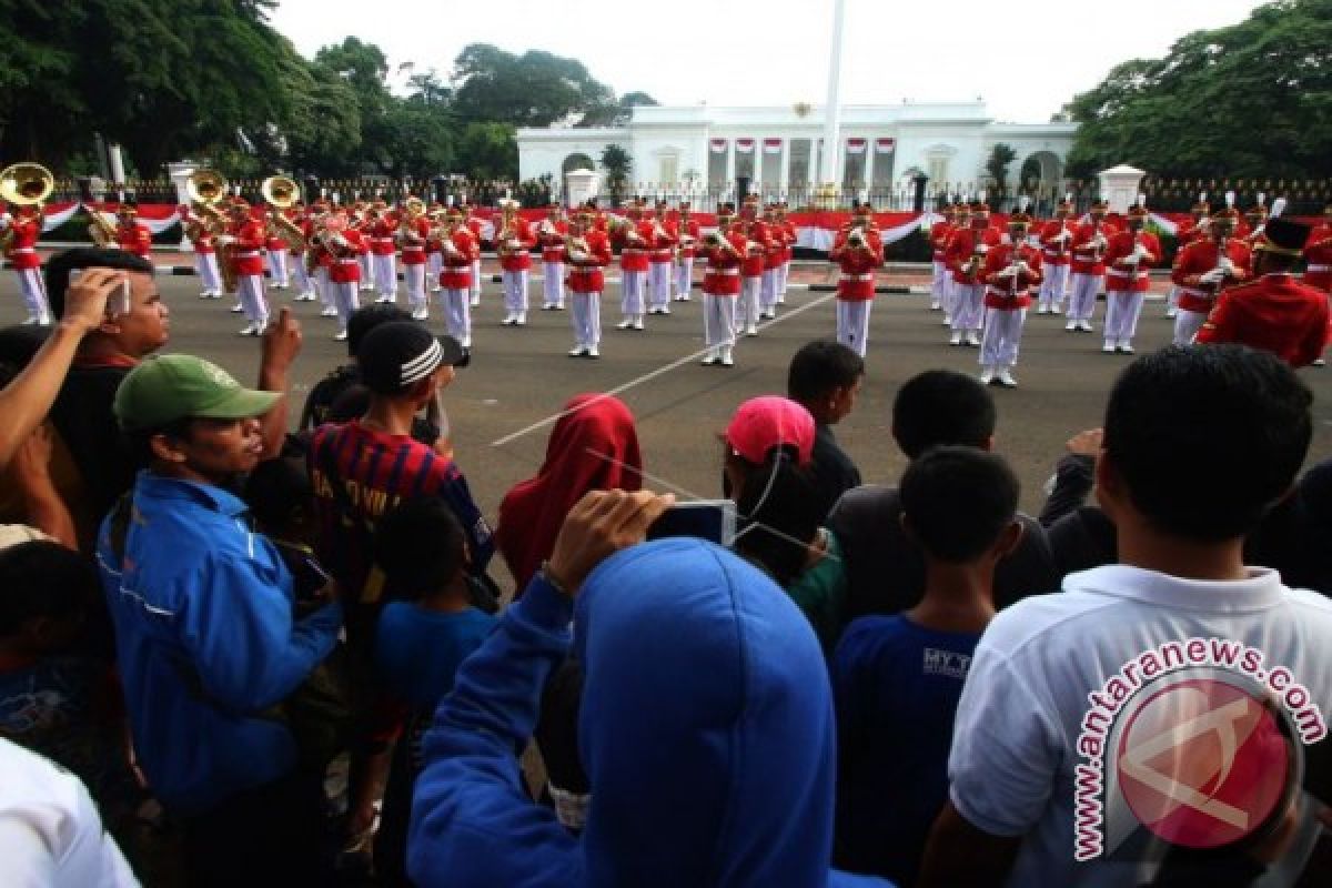 Masyarakat Antusias Saksikan Pergantian Pasukan Jaga Istana