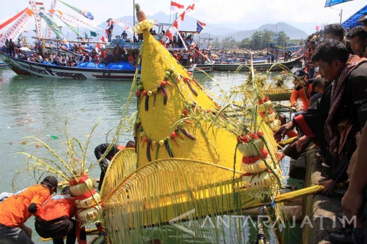 Nelayan Trenggalek Gelar Ritual Larung Sembonyo