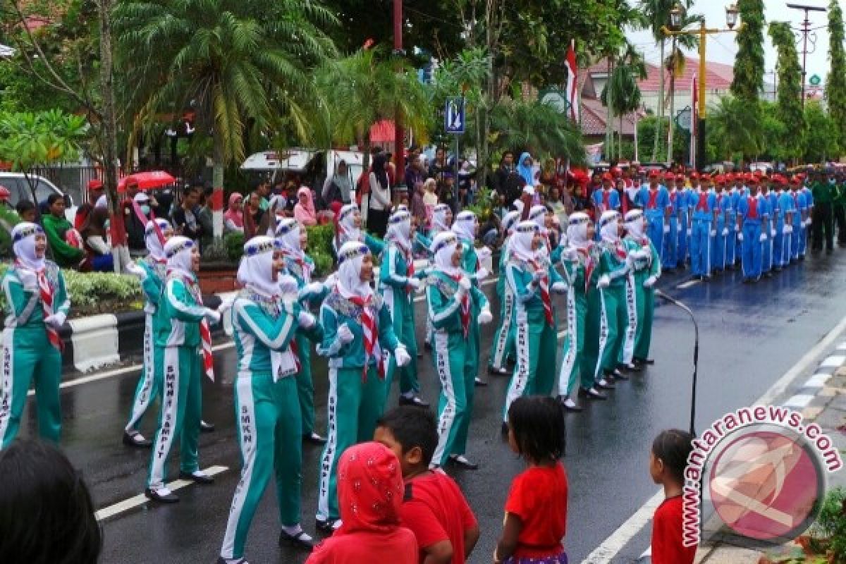 Hujan-hujanan, Pelajar Kotim Tetap Semangat Gerak Jalan Serukan Perangi Narkoba 