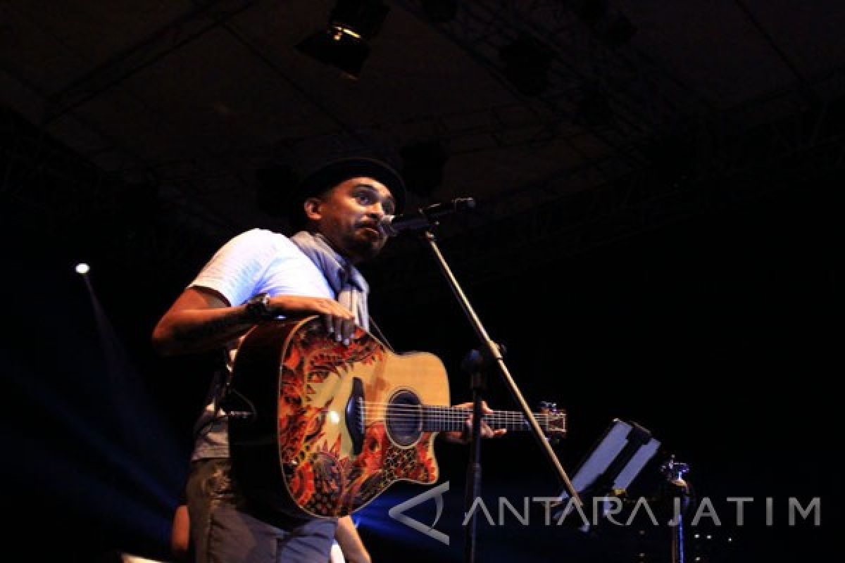 Glenn Fredly dan Fariz Hipnotis Penonton JTF 2016