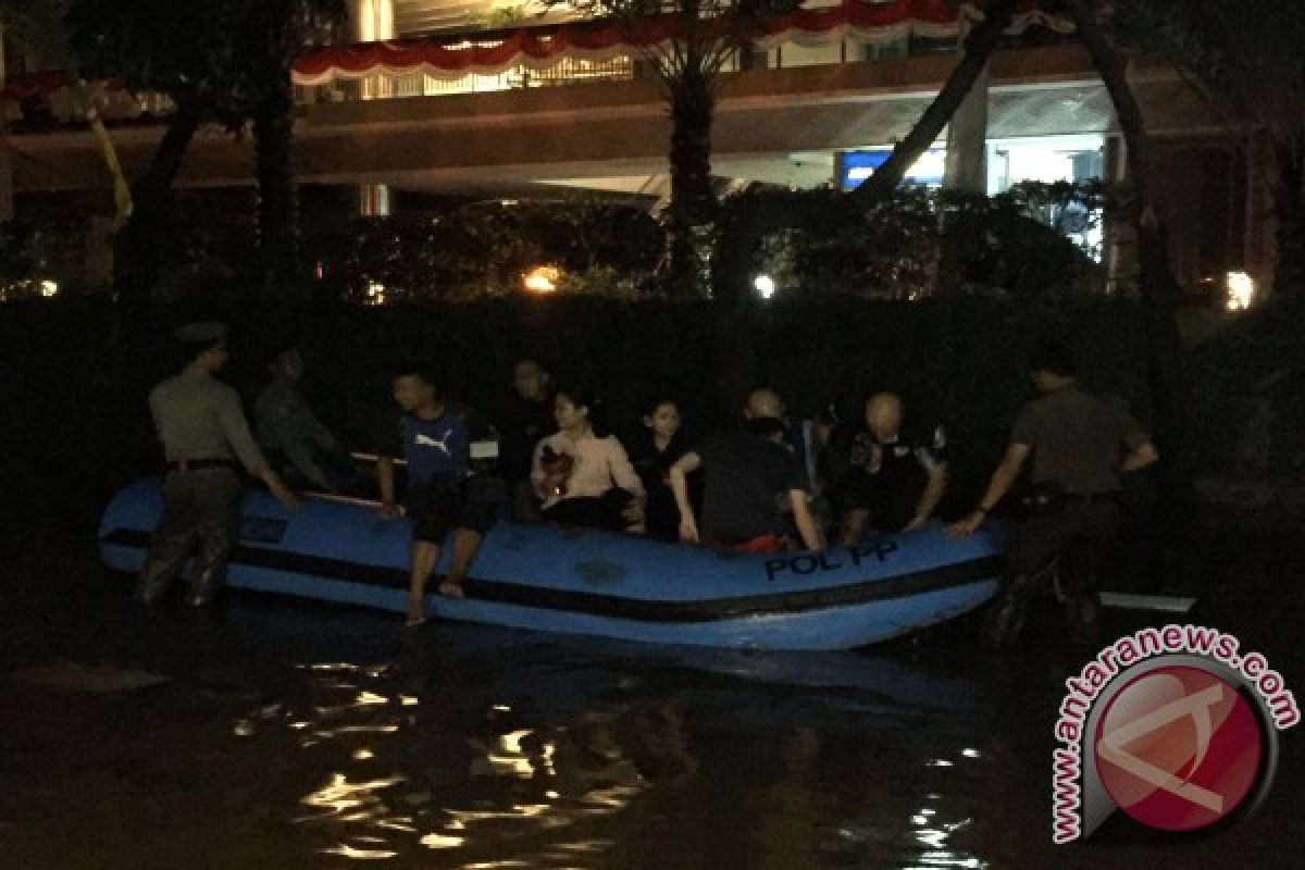 Warga asing terjebak banjir Kemang dievakuasi dengan perahu karet