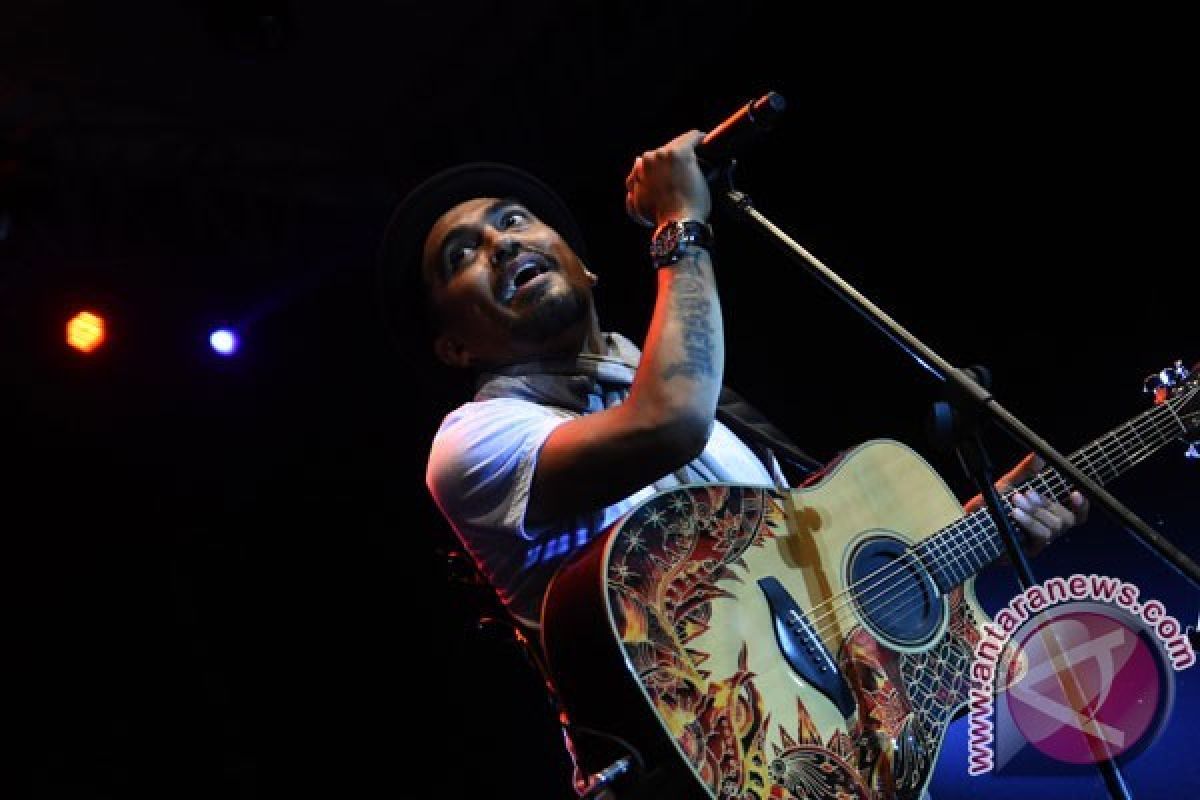 Tanda mata Glenn Fredly angkat "Yofie Widianto"