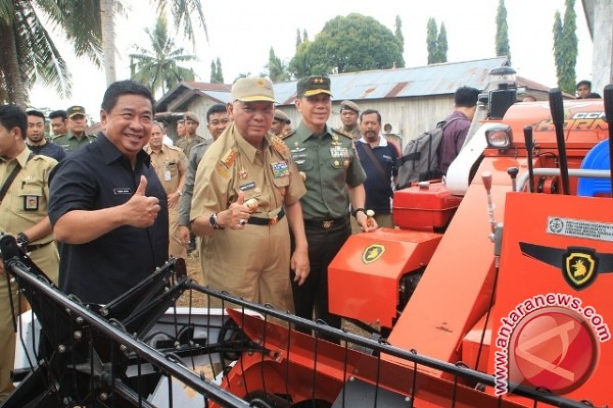 Gubernur Serahkan Bantuan Alsintan APBN ke Penajam dan Paser