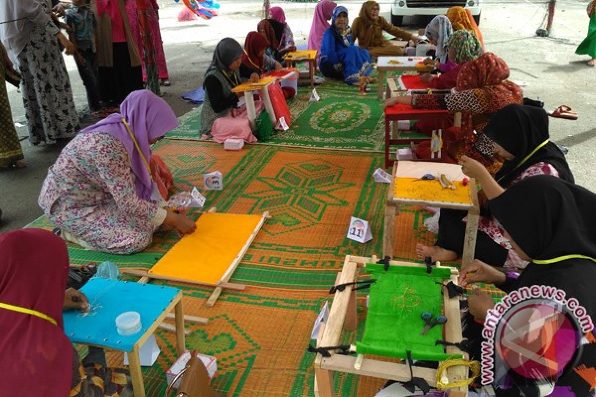 Perempuan Aceh Barat berlomba 