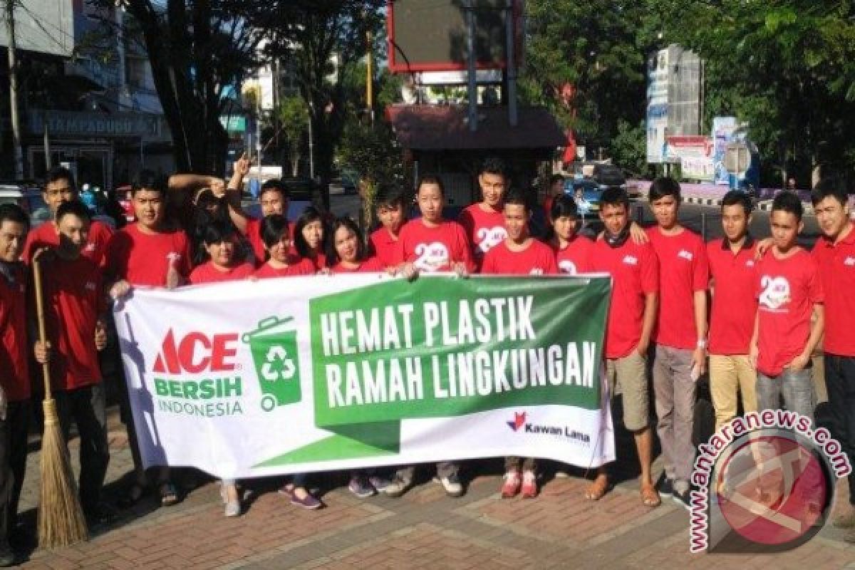 ACE Peduli Sampah Plastik di Manado 