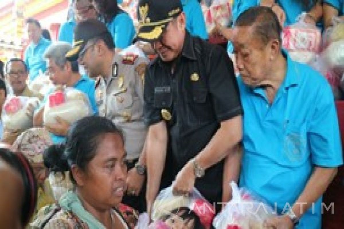 Pengelola Klenteng Eng An Kiong Bagikan Ribuan Paket Sembako