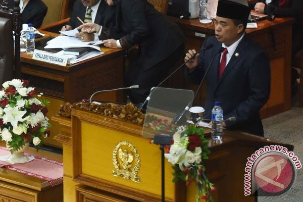 Akom Sesalkan Pertanyaan yang Menyudutkan terkait Gagasan Sekolah Parlemen