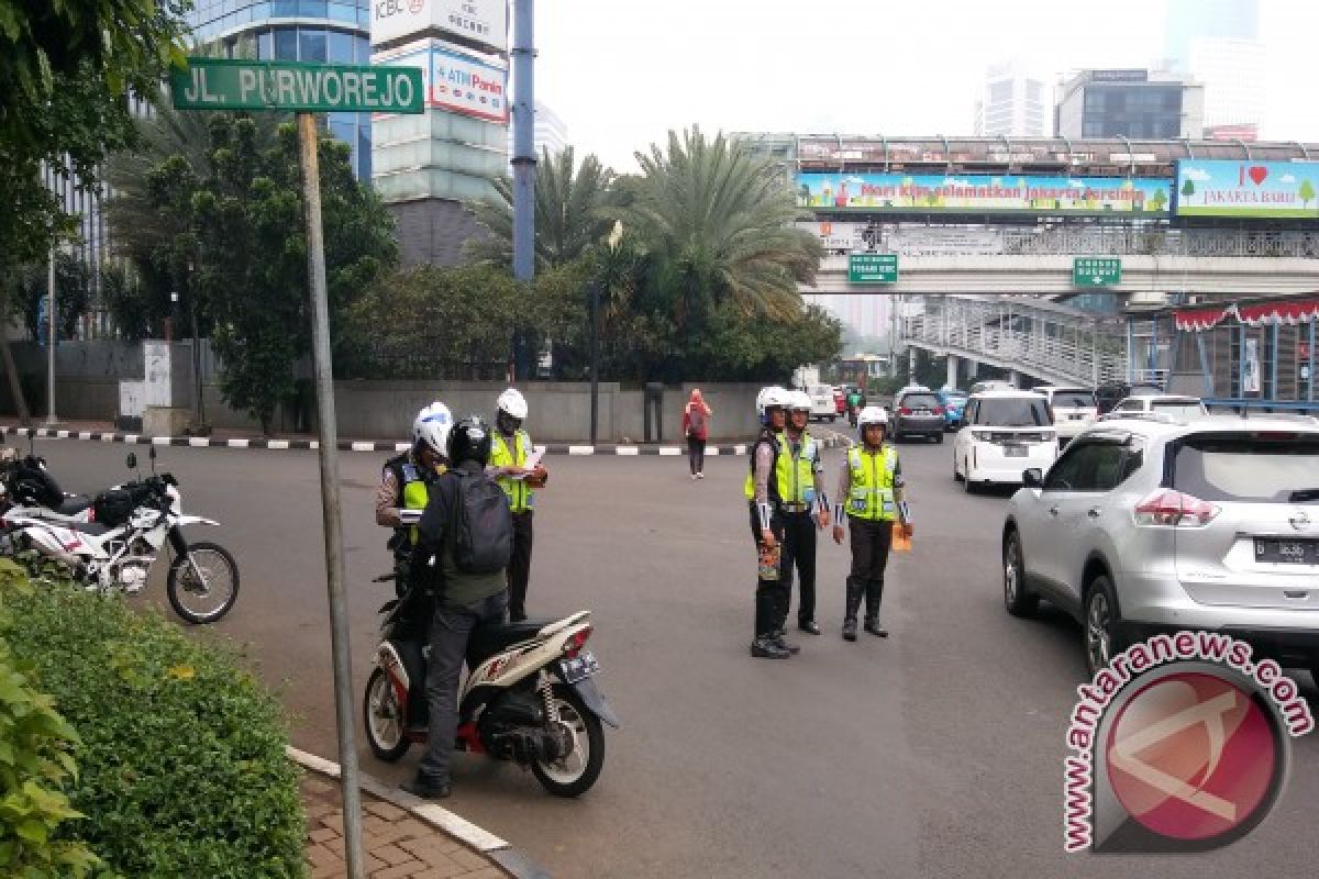 Tak cuma mobil, sepeda motor juga ikut kena tilang