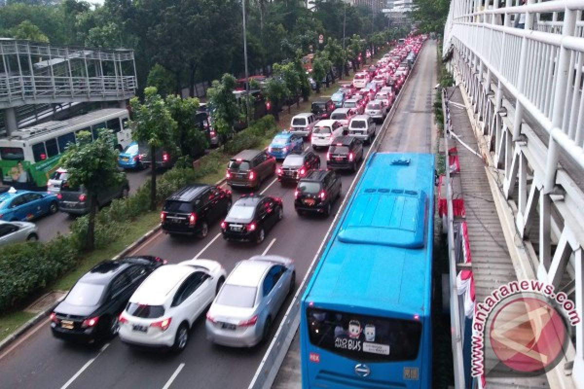 Pemberlakuan ganjil-genap pukul 16.00, kawasan Sudirman tersendat