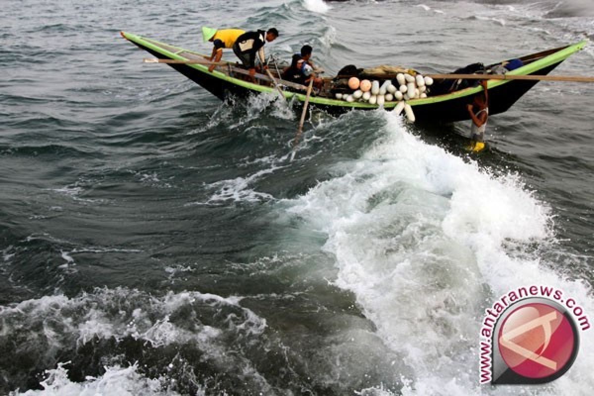 Delapan Perahu Nelayan Mukomuko Karam Diterjang Ombak