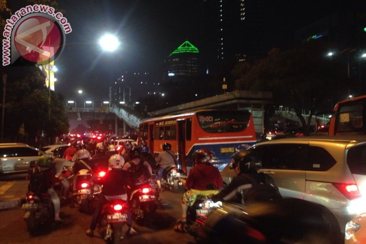 Jalan Gatot Subroto arah Slipi macet total