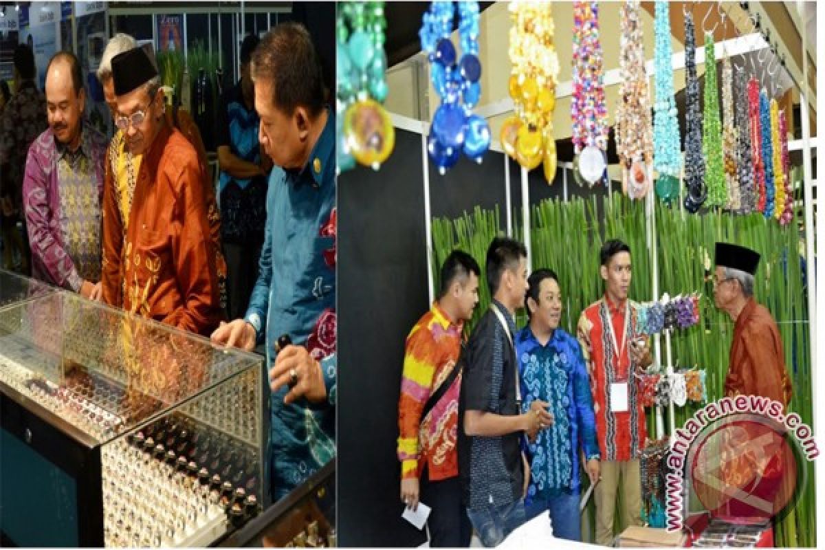 Bupati Kunjungi Stand Perhiasan Di Jakarta