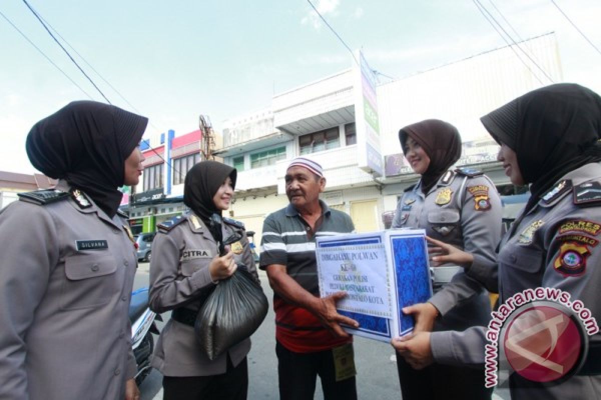 Polwan Santuni Juru Parkir Dan Loper Koran 