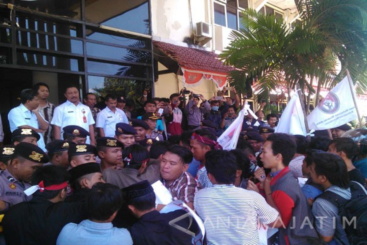 Polres Redam Demo Ricuh di Pamekasan