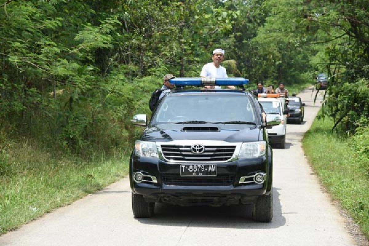 Bupati Purwakarta Cek Infrastruktur Naik Mobil Terbuka