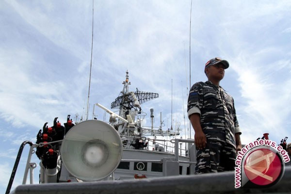 TNI AL Bersihkan Pantai di Lhokseumawe