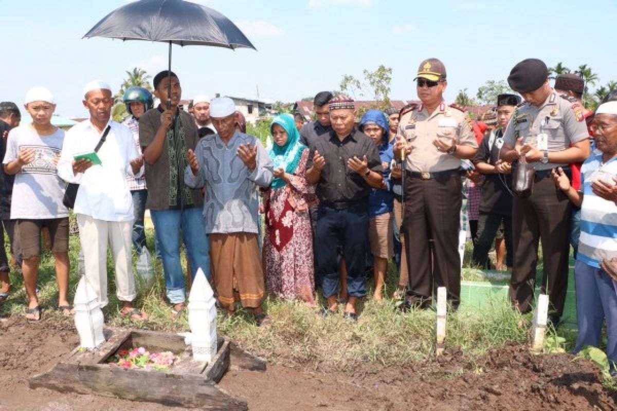 Kapolda Kalbar Hadiri Pemakaman Supriyadi