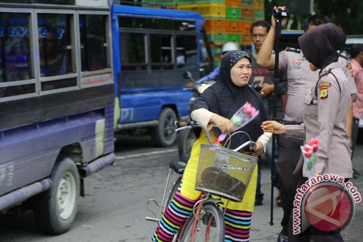 Polwan bagi bunga di Lhokseumawe