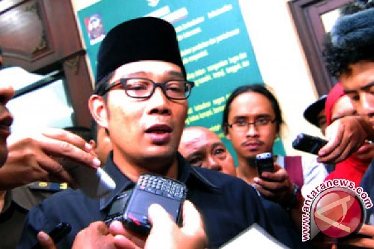 Ridwan Kamil Pakai Kemeja Merah, Megawati Kaget