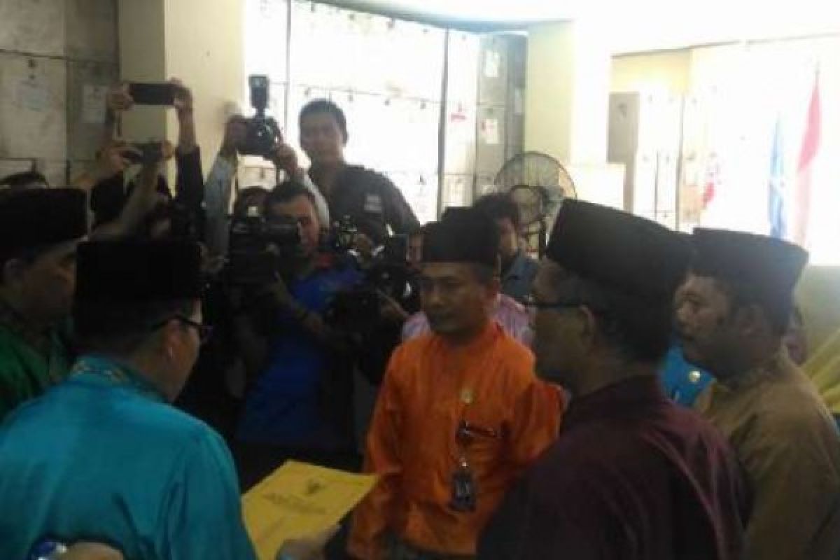 Serahkan Berkas, Syahril Maju Dengan Said Zohrun Pilkada Pekanbaru 