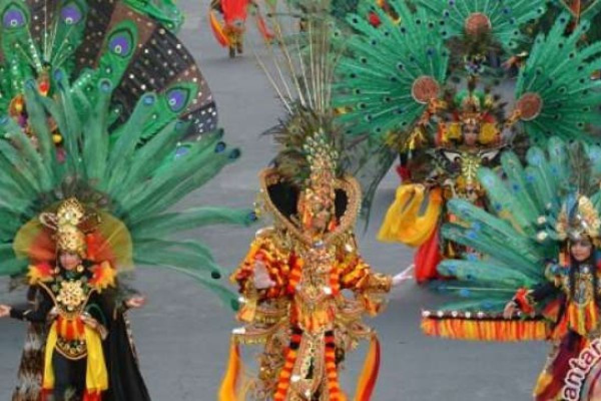 Totalitas Peserta Jember Fashion Carnaval