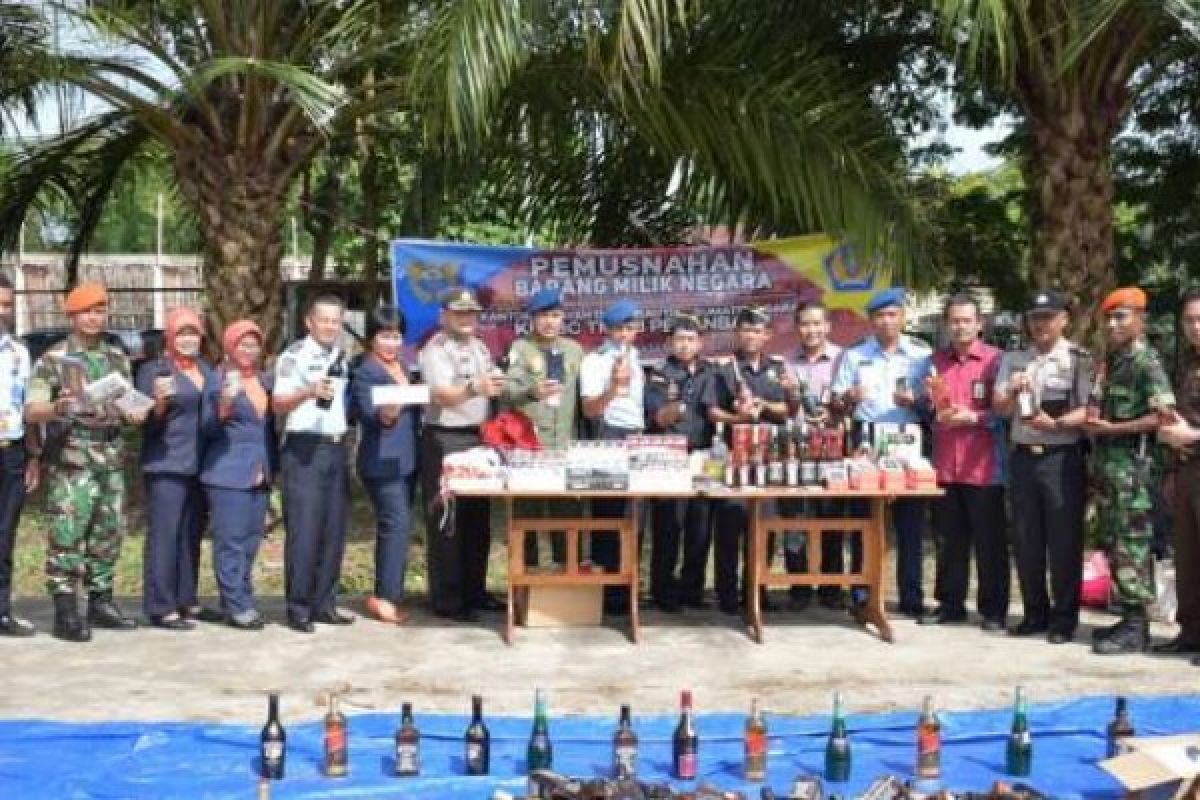  KPPBC Pekanbaru Musnahkan Ratusan Smartphone Ilegal Asal Tiongkok 