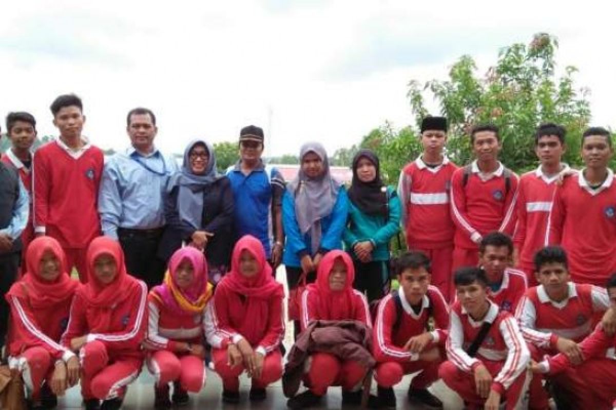 Para Siswa SMAN 3 Kuala Panduk Terperangah dengan Pabrik Kertas di Pelalawan
