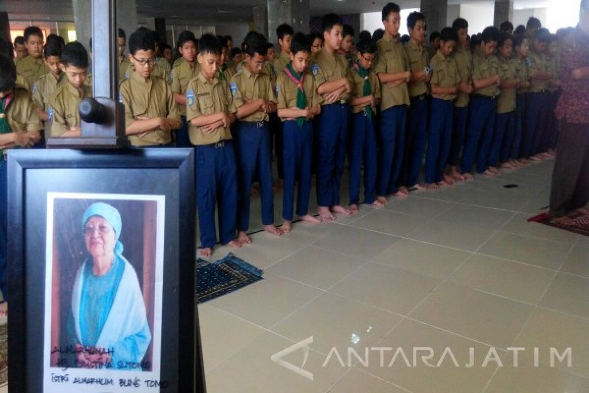 SMP Muhammadiyah 5 Surabaya Gelar Shalat Gaib untuk Istri Bung Tomo