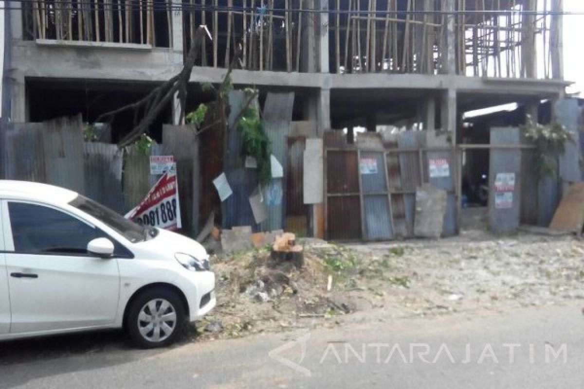 Warga Sidosermo Surabaya Keluhkan Penebangan Pohon Sembarangan