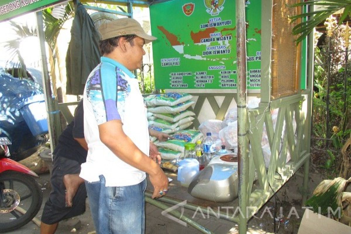 Jelang Galungan, Bupati Buleleng Bagikan Sembako Untuk Petugas Kebersihan Kota