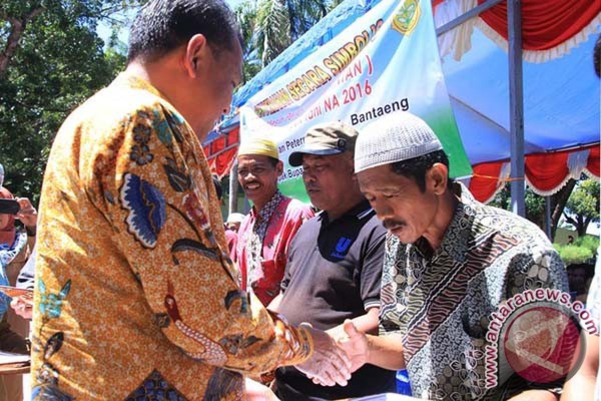 Kelompok tani Bantaeng terima bantuan alsintan