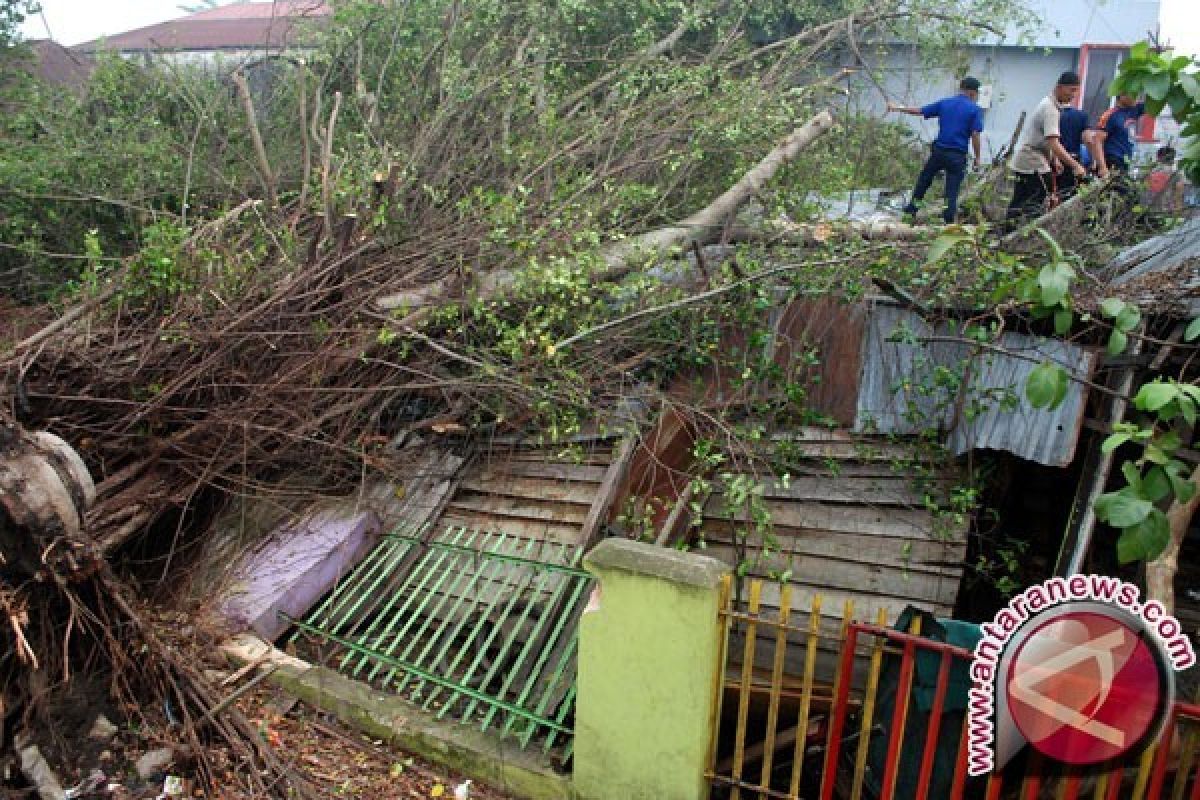 Puting Beliung Rusak Ratusan Rumah di Sukabumi