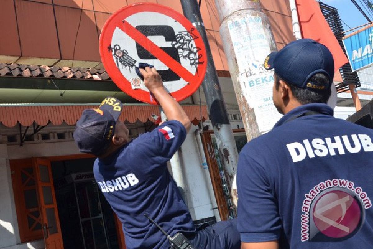 Dishub Yogyakarta bersihkan rambu jalan dari vandalisme 