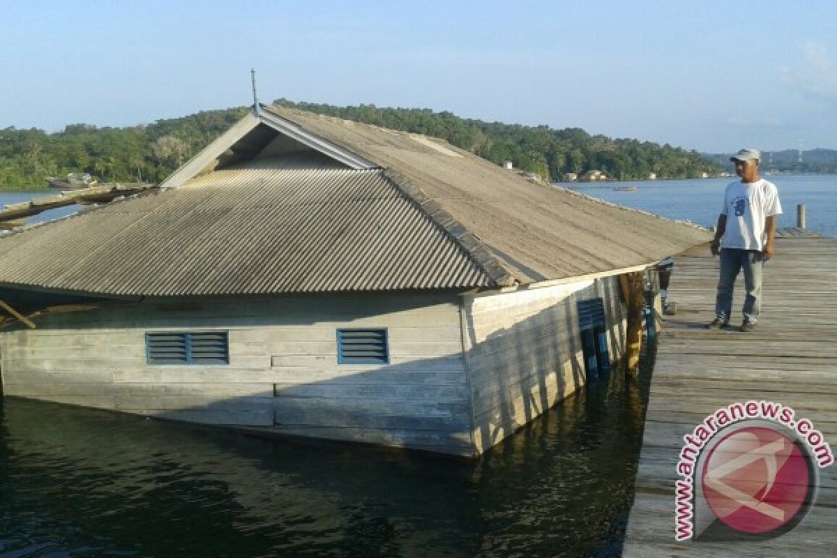 Kantor Pelabuhan Perikanan Desa Penuba Ambruk