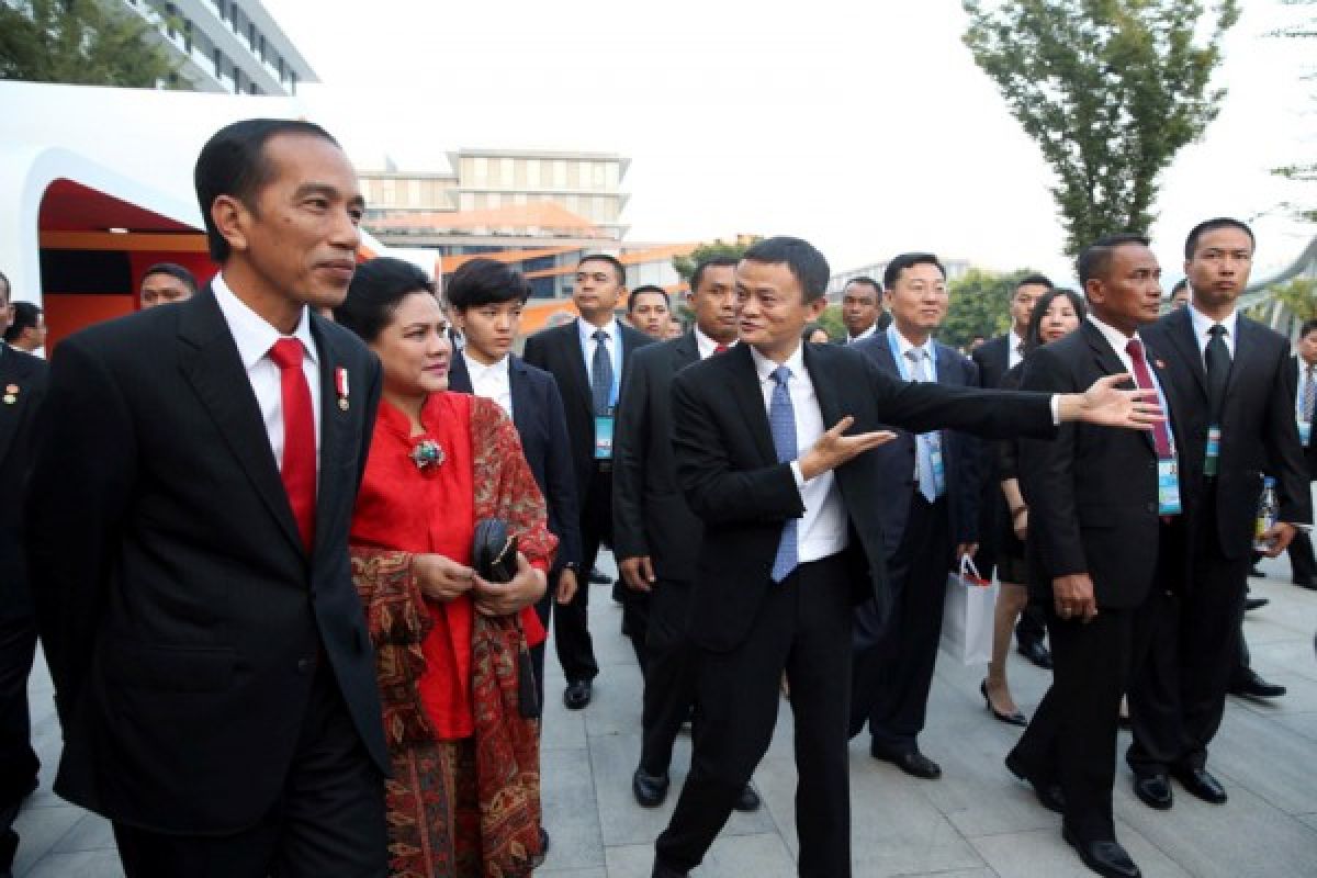 President Jokowi speaks about competition at meeting with citizens in China