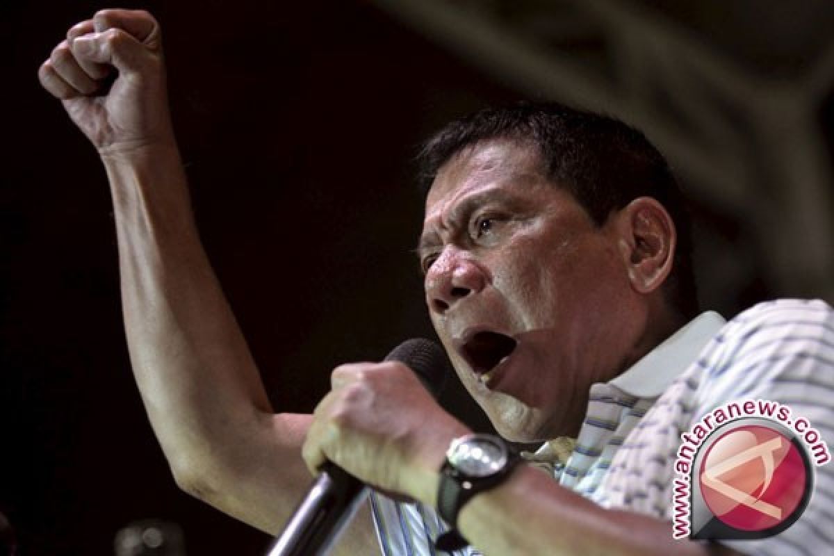 Senator Filipina Tertawakan Kesaksian Duterte di Belakang Jaringan Regu Tembak