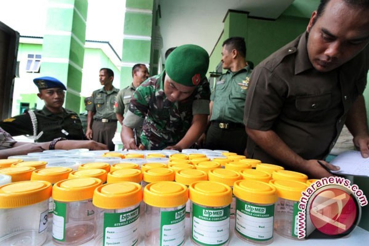 104 prajurit TNI-AD tes urine rutin di Kupang