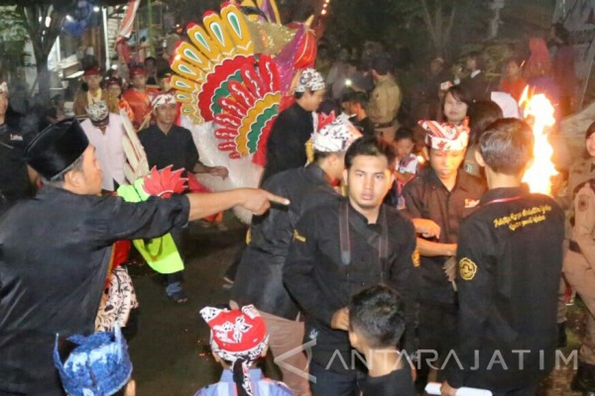 Wisatawan Nikmati Suguhan Tumpeng Sewu Banyuwangi