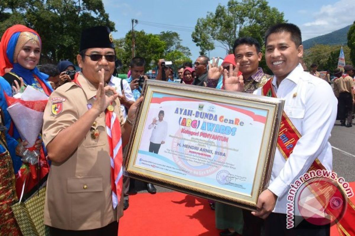 Wali Kota Padang Panjang Dinobatkan Sebagai Ayah Genre