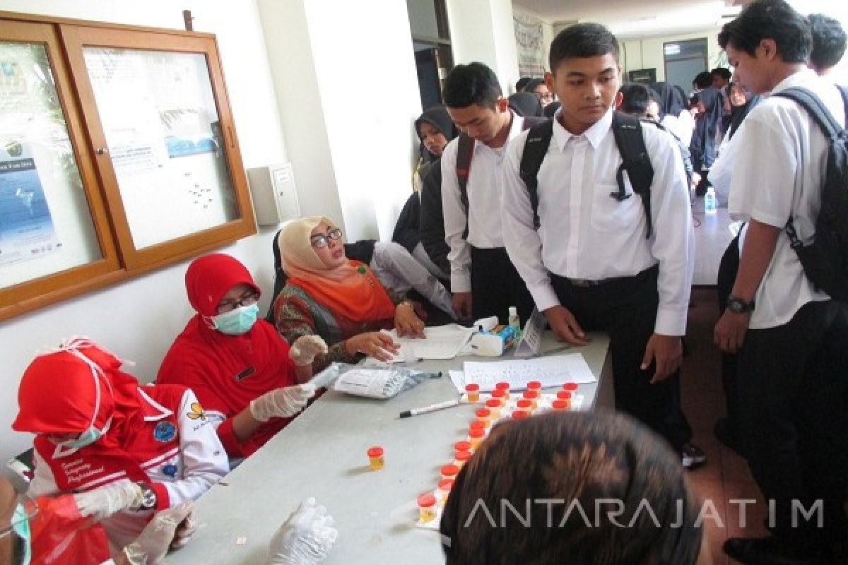  Ratusan Mahasiswa Uniska Kediri Tes Urine      