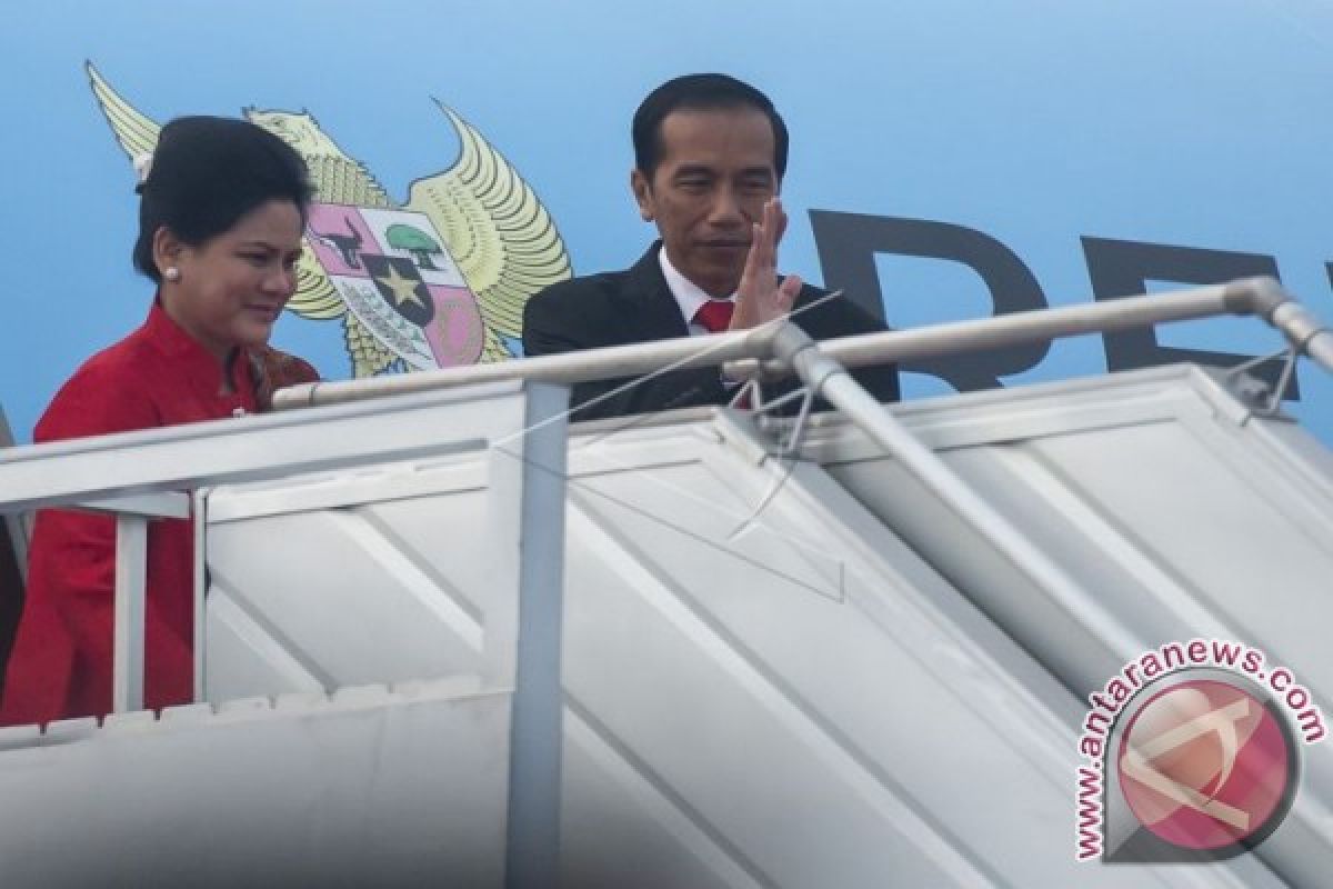 Presiden RI Jokowi Diapit Donald Trump Dan Emmanuel Macron