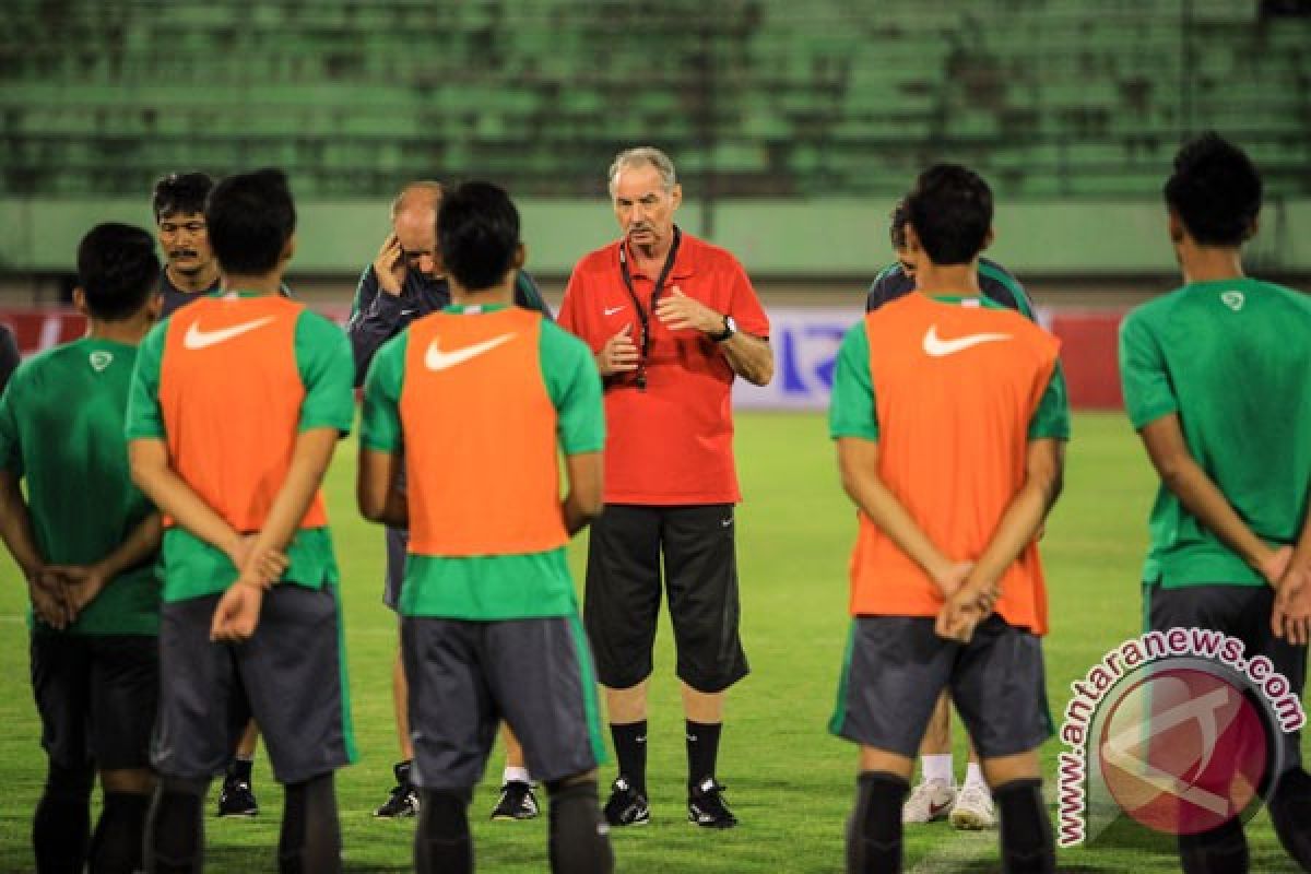 Alfred Riedl siapkan 40 pemain untuk AFF Cup