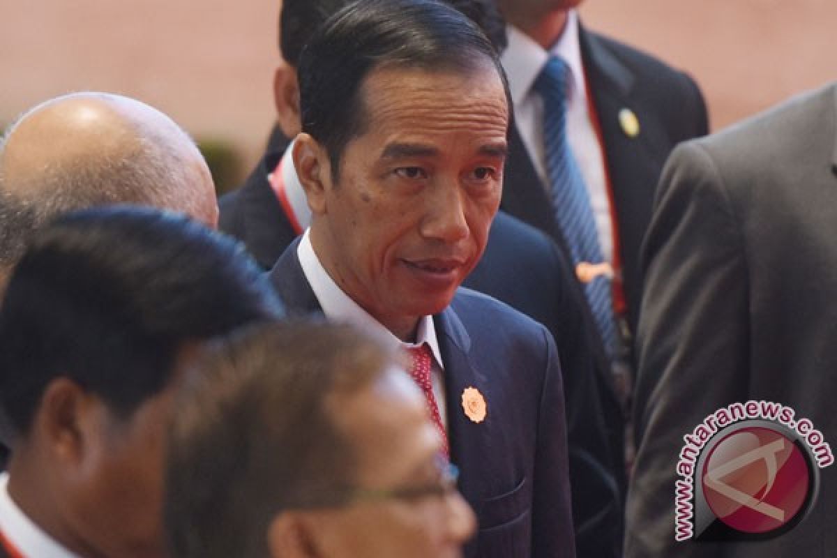 Jokowi holds informal conversation with Duterte