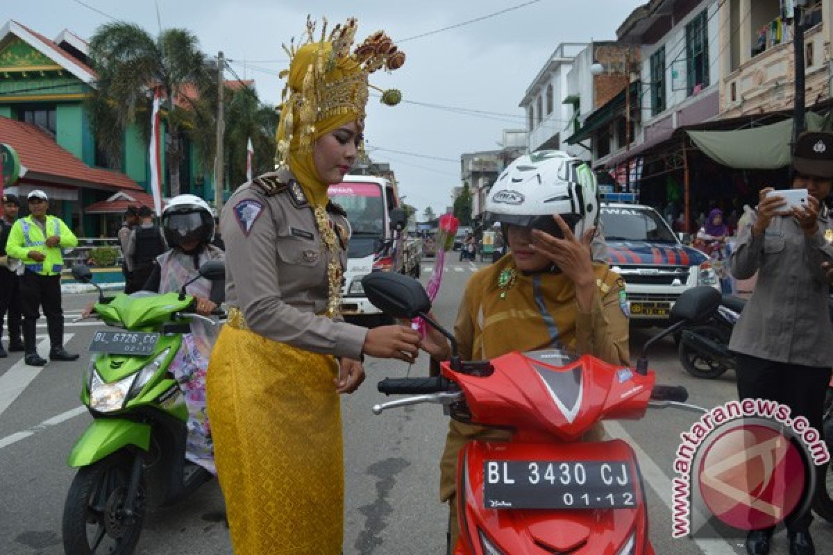 Polwan Abdya bagi bunga rayakan HUT