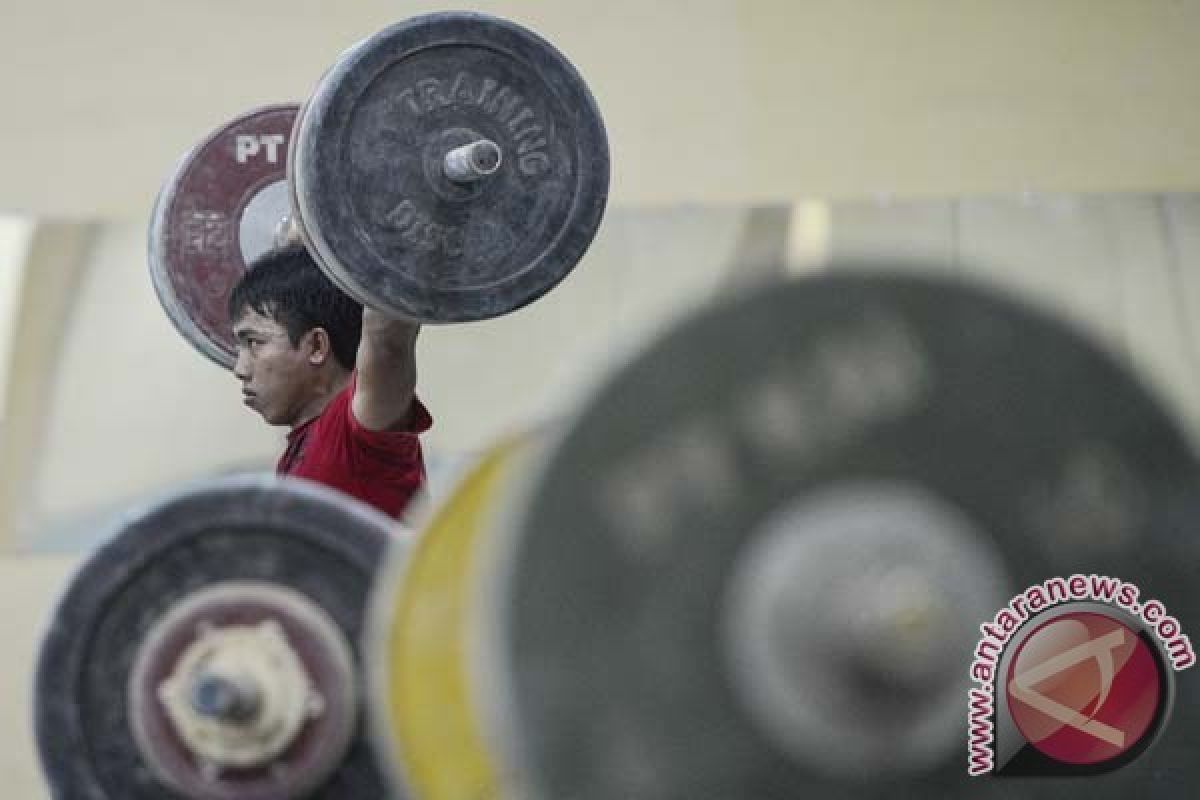 Lifter Olimpiade Kenya melatih putri dan cucunya